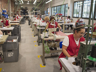 Denim garments with a second life, this is how 120 aprons are made with a social impact-img3