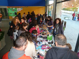 200 persones acudeixen al Mercat Solidari del Col · legi Mirasur de Pinto (Madrid)-img1