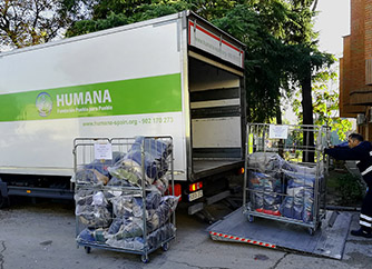 Humana col·labora de nou amb el CIE de Madrid donant roba per a 150 persones-img2