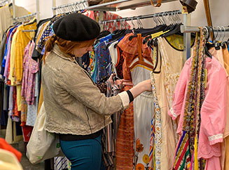 Buying secondhand clothes avoids the annual consumption of millions of new garments in Spain-img1